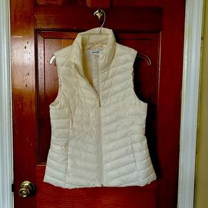 Old Navy, brand new, size small, puffer vest, excellent condition, never worn.